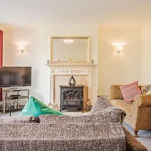 2 Bed House W/ Garden And Free Parking! Holiday home Cheltenham